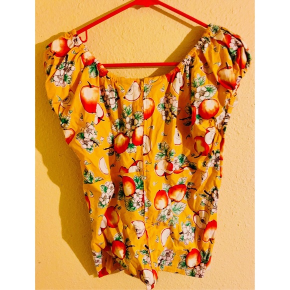 Apple print off the shoulder top 🍎 - Picture 3 of 3